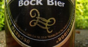 Imagen con la etiqueta original de la cerveza negra de Guatemala. Foto tomada en Livingston