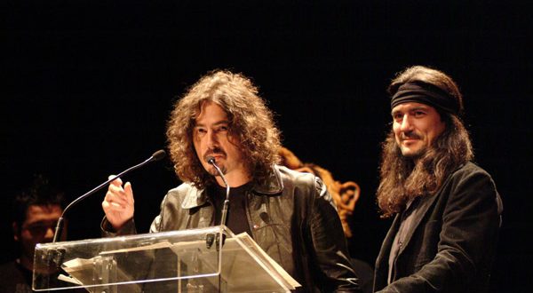 Pedro Andreu recogiendo, junto a Joaquín Cardiel, una estatuilla en los 15ª Premios de la Música Aragonesa Aragón Musical