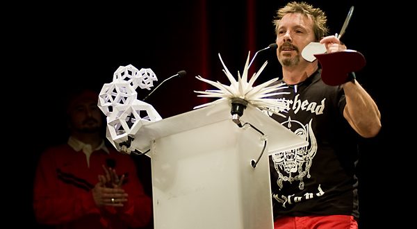 Tako recogiendo una estatuílla en los XIV Premios de la Música Aragonesa