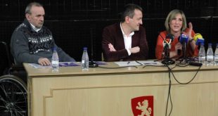 Ciclo De La Raíz. Presentación con, de izquierda a derecha: José Luis Cortés (Área), Fernando Rivarés (Concejal de Cultura del Ayuntamiento de Zaragoza) y Beatriz Bernad (música participante). Por: Carlos Gurpegui.