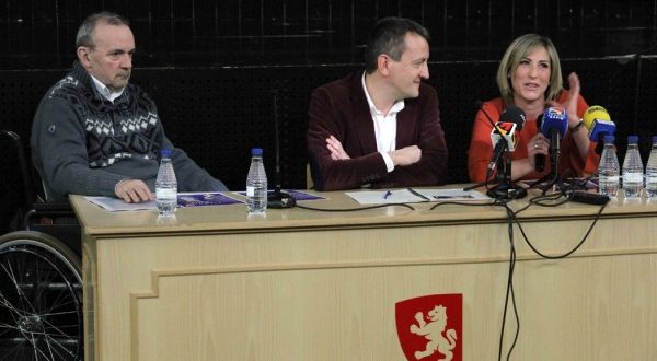 Ciclo De La Raíz. Presentación con, de izquierda a derecha: José Luis Cortés (Área), Fernando Rivarés (Concejal de Cultura del Ayuntamiento de Zaragoza) y Beatriz Bernad (música participante). Por: Carlos Gurpegui.