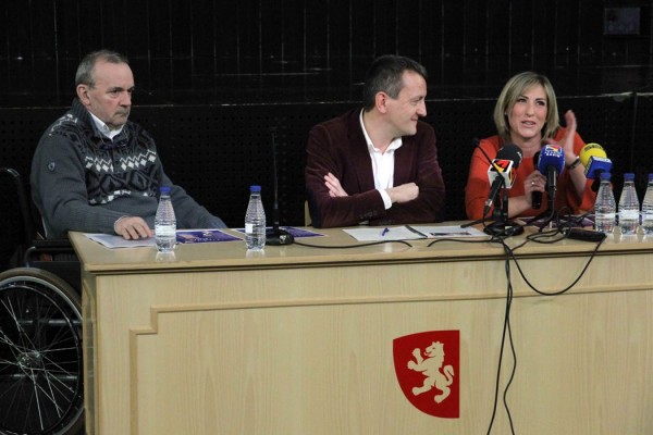 Ciclo De La Raíz. Presentación con, de izquierda a derecha: José Luis Cortés (Área), Fernando Rivarés (Concejal de Cultura del Ayuntamiento de Zaragoza) y Beatriz Bernad (música participante). Por: Carlos Gurpegui. 