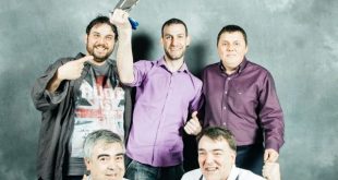 Representantes de la Federación Aragonesa de Radios Libres tras recoger el Premio Especial a la Trayectoria en los XV Premios de la Música Aragonesa. Por: Beatriz Pitarch.