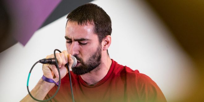Krevi Solenco interpreta 'no ye que rap' durante la presentación en rueda de prensa del disco 'O Zaguer Chilo'. Foto de Miguel Gracia.