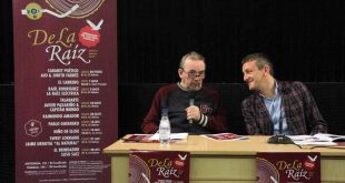 Durante la presenstación, José Luis Cortes, organizador del Ciclo De La Raíz, y Fernando Rivarés, Consejero de Cultura del Ayuntamiento de Zaragoza.
