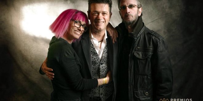 Teresa Auserón junto a sus hermanos Goyo y Santiago tras recibir, este último, el Premio a una Trayectoria en los XVIII Premios de la Música Aragonesa Aragón Musical. Por: Jal Lux.