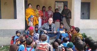 Juan Valdivia durante la inauguracón de la escuela que lleva su nombre en Baruipur (India).