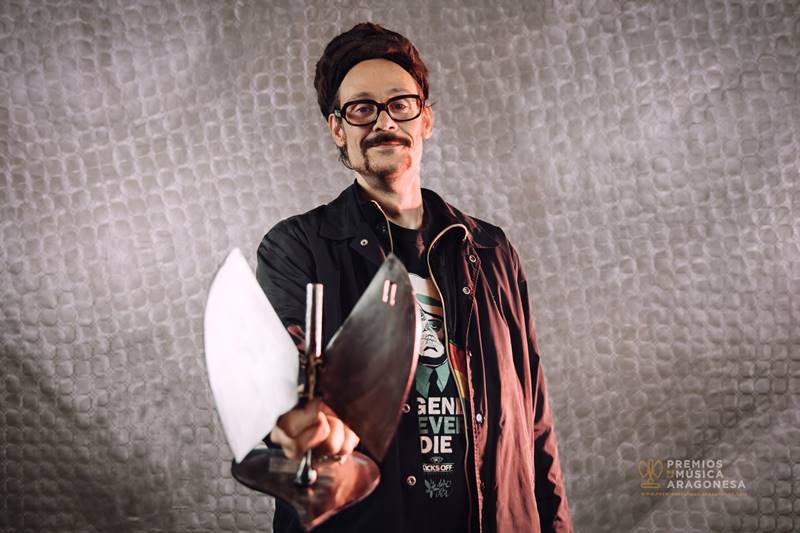 Mr. Pendejo tras recibir la categoría a Mejor DJ en los XIX Premios de la Música Aragonesa Aragón Musical. Por: Jal Lux.