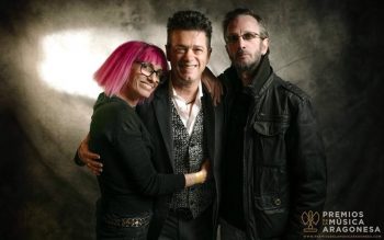 Teresa Auserón junto a sus hermanos Goyo y Santiago tras recibir, este último, el Premio a una Trayectoria en los XVIII Premios de la Música Aragonesa Aragón Musical. Por: Jal Lux.
