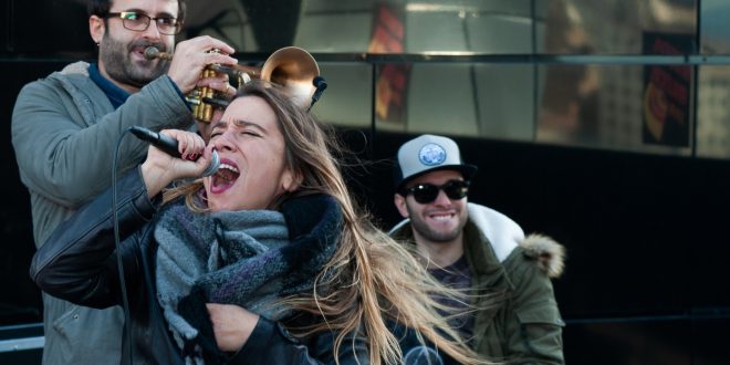 Viki Lafuente al frente del proyecto Mamma Cool Funk Orkestra desde 'La Divina Comedia, Azotea de Estrellas'. Foto: Ángel Burbano.