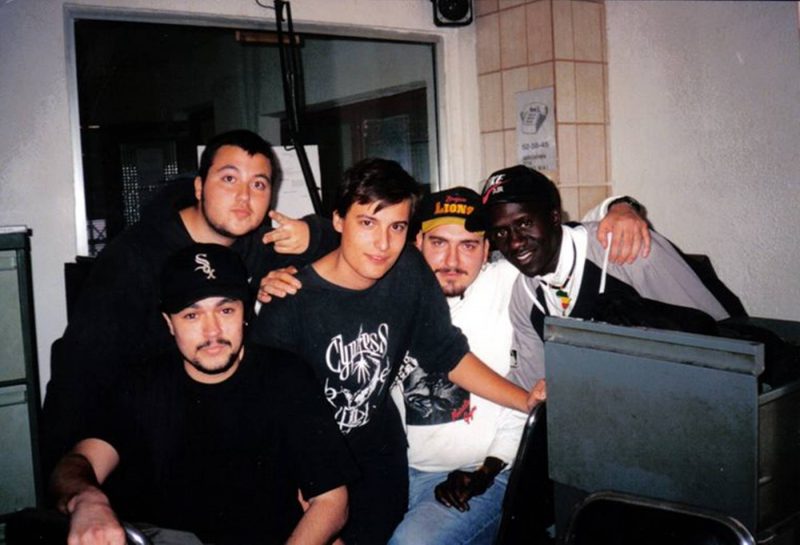 Foto de hace años con Rebel abajo a la izquierda tras grabar en Radio Mai el programa Espezial Zulú con DJ Potas (con gorra y barba)
