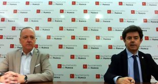 El alcalde de Huesca, Luis Felipe, junto con el concejal de Fiestas, Ramón Lasaosa, dando la noticia de la cancelación de las Fiestas de San Lorenzo 2020. 15 de mayo de 2020.