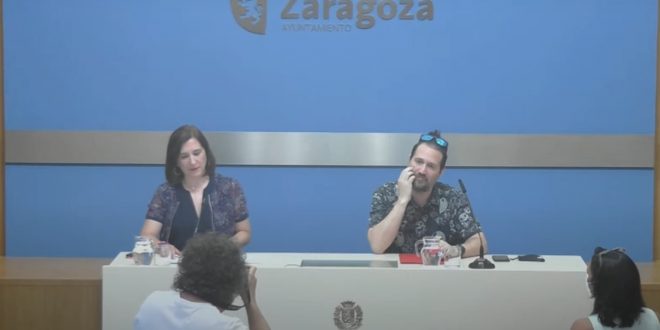 Durante la presentación del convenio, Sara Fernández, Vicealcaldesa y Consejera de Cultura y Proyección Exterior del Ayuntamiento de Zaragoza, y Pablo Cano 'Patxi', presidente de Aragón En Vivo.