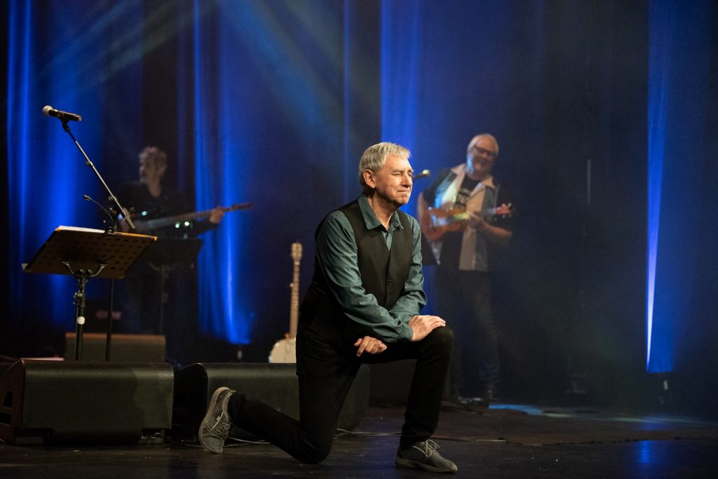 Joaquín Carbonell en su concierto celebración de 50 años en la música. Por Ángel Burbano para Aragón Musical.