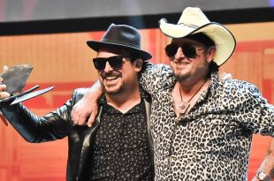 21 Premios de la Música Aragonesa - Cuti Vericad tras recibir por sorpresa el Premio a la Trayectoria de manos de Carlos Segarra de Los Reberles en los 21º Premios de la Música Aragonesa. Foto de Ángel Burbano.