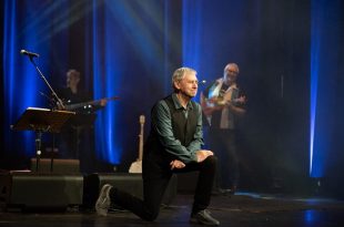 Joaquín Carbonell en su concierto celebración de 50 años en la música. Por Ángel Burbano para Aragón Musical.