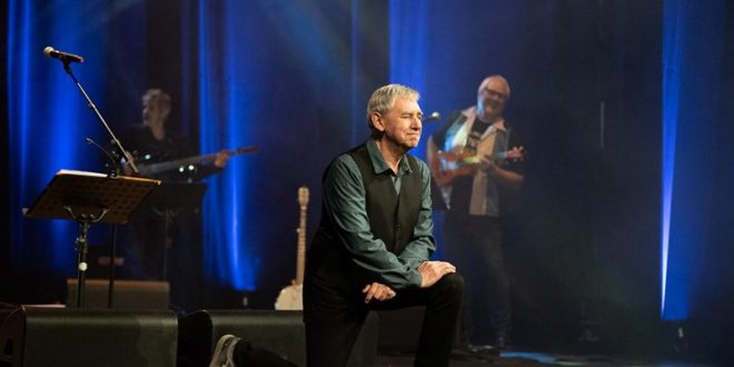 Joaquín Carbonell en su concierto celebración de 50 años en la música. Por Ángel Burbano para Aragón Musical.