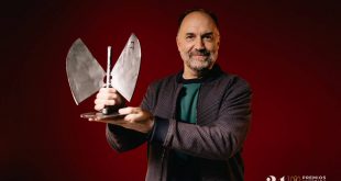 Luis Lles tras recoger el trofeo por el festival Periferias en los 21º Premios de la Música Aragonesa, desde Huesca.