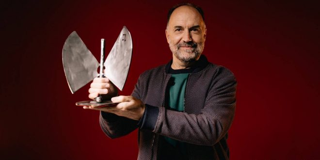 Luis Lles tras recoger el trofeo por el festival Periferias en los 21º Premios de la Música Aragonesa, desde Huesca.