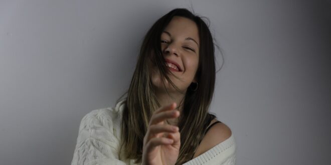Layla Añil acaba de editar su debut: 'A mi alrededor'.