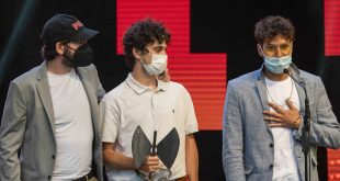 DELACUEVA tras recoger la categoría a Mejor Grupo en los pasados 22º Premios de la Música Aragonesa. Foto de Ángel Burbano.