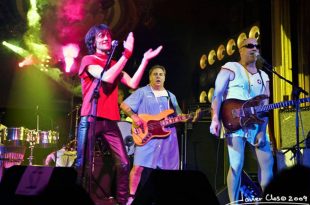 Juan Ramón Usán frente al bajo de Los Enfermos Mentales. Foto de Javier Clos.