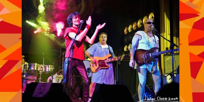 Juan Ramón Usán frente al bajo de Los Enfermos Mentales. Foto de Javier Clos.