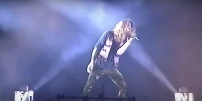 Fotograma de la interpretación de 'Entre dos Tierras' de Héroes del Silencio en el concierto de 1991 del Estadio de La Romareda de Zaragoza junto a Niños del Brasil y Las Novias.