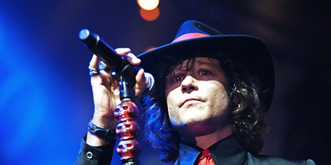 Enrique Bunbury en el Pabellón Príncipe Felipe el 3 de diciembre de 2010. Foto, Ángel Burbano