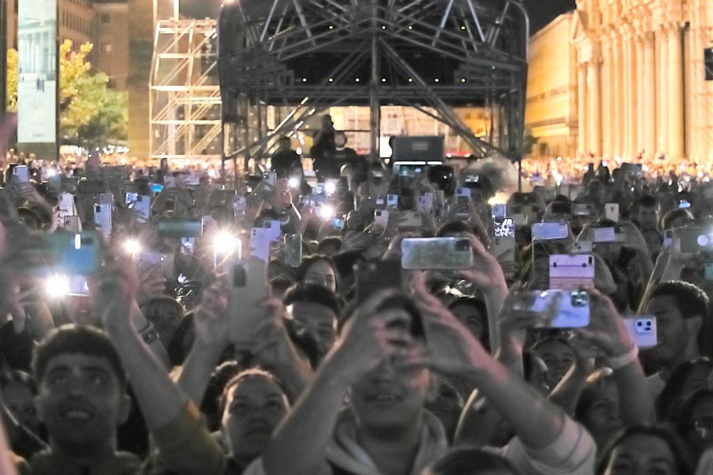 Pablo Alborán. Plaza del Pilar de Zaragoza, 11/10/22. Foto, Luis Lorente