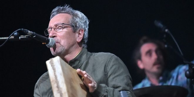 Eliseo Parra en el escenario de folk de las Fiestas del Pilar el 11 de octubre de 2021. Plaza San Bruno. Foto de Ángel Burbano para Aragón Musical.