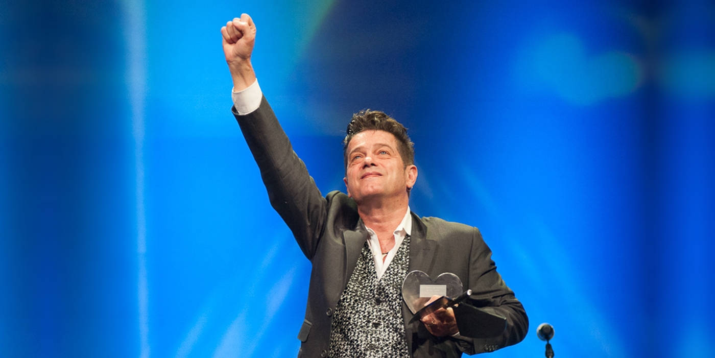 Santiago Auserón 'Juan Perro' recogiendo el Premio a la Trayectoria en la 18ª edición de los Premios de la Música Aragonesa. Por Ángel Burbano.