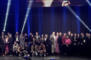Foto de familia de gente y entidades implicadas de los 24º Premios de la Música Aragonesa. Por Ángel Burbano.