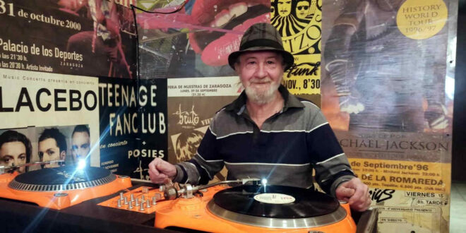 Juan Boj pinchando en Linacero Café