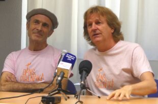 Durante la presentación del Festival Danspirenaika 2023, parte de la organización: Luis Miguen Bajén, de Biella Nuei, y Sabin Bikandi, de Aiko Taldea.