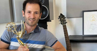 El aragonés Guillermo Marín con el premio Emmy de la FOX a la cobertura del Mundial de Fútbol 2022.