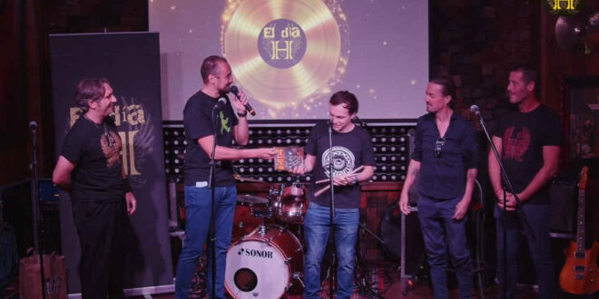 La organización de El Día H junto a Pedro Andreu entregan el premio a mejor batería de covers de Héroes del Silencio a Octavio Daniel Mónaco de Las Pistolas de Warhol (Argentina)
