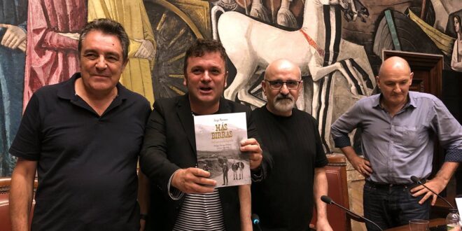 Jorge Martínez con su libro, 'Más Birras. Del barrio a la leyenda', acompañado de tres ex-miembros de Más Birras, de izquierda a derecha: Mariano Ballesteros, Víctor Jiménez y Miguel Mata. Foto de Aragón Musical.