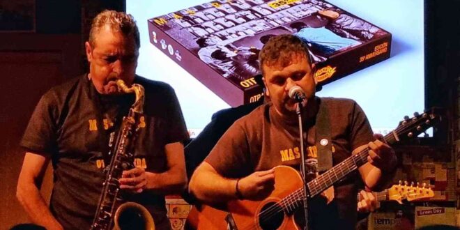 El grupo tributo Otra Ronda durante la presentación de la reedición del disco del mismo nombre en Linacero Café. Foto de Fernando Rojano para las redes oficiales de Más Birras.