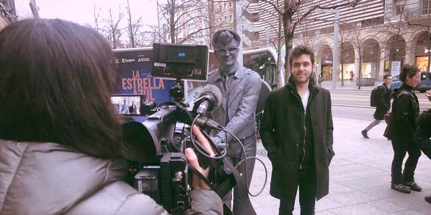 Javier Macipe, director de la película 'La Estrella Azul' posa junto a la recién destapada escultura de Mauricio Aznar. Foto de Aragón Musical.