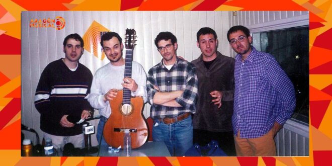 Mauricio Aznar con su guitarra junto a Jaime González, con camisa de cuadros, y parte del equipo del programa Edición Local de Radio Ebro. Foto del año 2000.