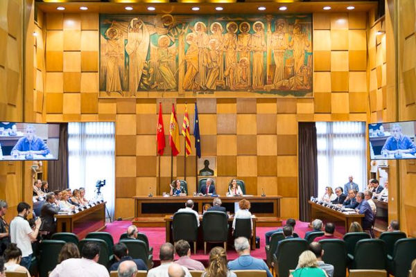 El gran mural de José Aznar Ibáñez 'La venida de la Virgen del Pilar' vigila a nuestras Señorías desde el Salón de Plenos del Ayuntamiento de Zaragoza.