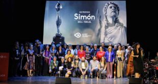Manolo Kabezabolo ha triunfado en los XIII Premios Simón del Cine Aragonés. Foto de familia.