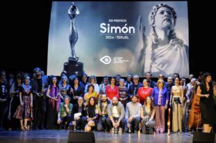Manolo Kabezabolo ha triunfado en los XIII Premios Simón del Cine Aragonés. Foto de familia.