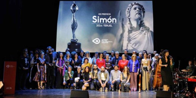 Manolo Kabezabolo ha triunfado en los XIII Premios Simón del Cine Aragonés. Foto de familia.