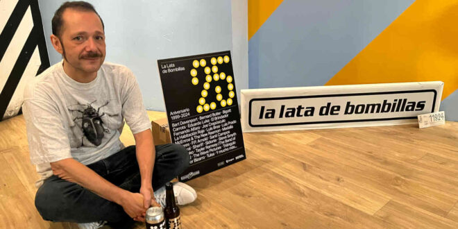 Javier Benito 'Javi Lata' presentando la programación que conmemora el 25º aniversario de La Lata de Bombillas. Foto de Aragón Musical.