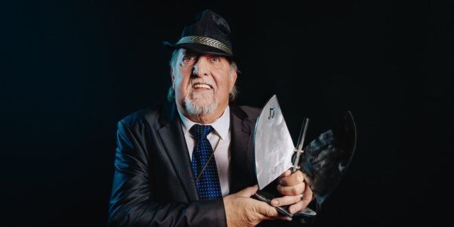 Junco tras recoger el Premio Especial a la Trayectoria en los 23º Premios de la Música Aragonesa. Foto de JalLux.
