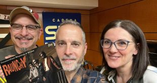 Francho Angás de Raunchy!, desde la izquierda, en Cadena SER Aragón junto a sus entrevistadores: Mónica Farré y Sergio Falces.
