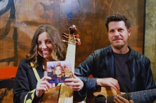 Pilar Almalé junto a uno de sus músicos, Alex Comín.
