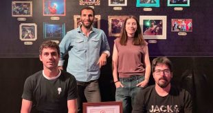 El equipo de la sala El Veintiuno tras recibir el reconocimiento de los Prestige Awards.